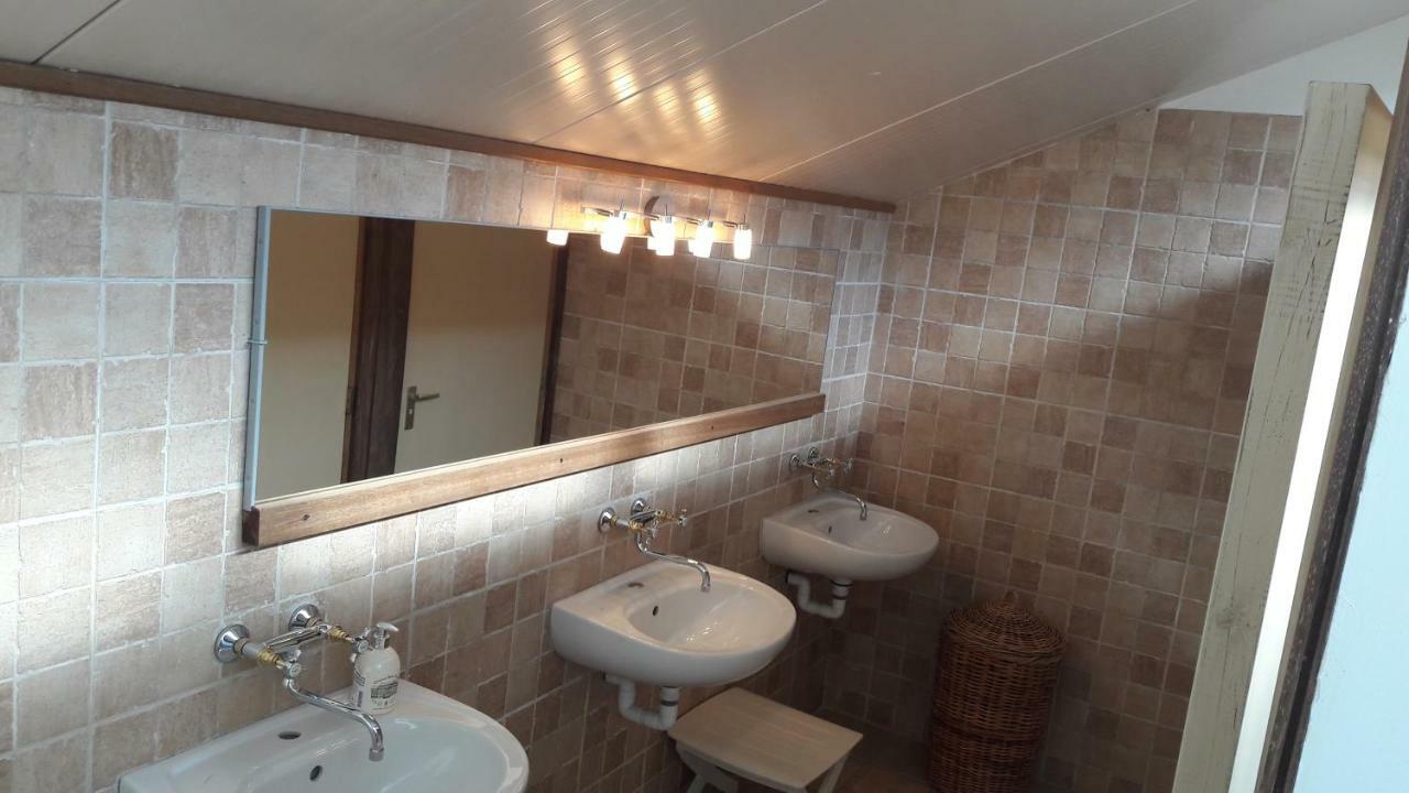 Standaard Tweepersoonskamer met 2 Aparte Bedden - Gedeelde Badkamer